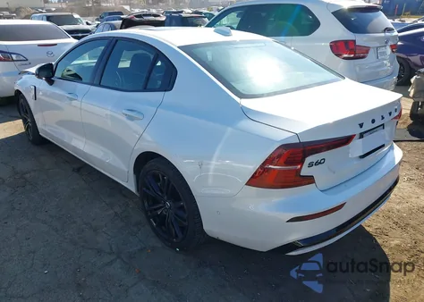 2024 Volvo S60 Recharge Plug-In Hybrid T8 Plus Black Edition z USA, uszkodzony, nr VIN 7JRH60FH5RG301321